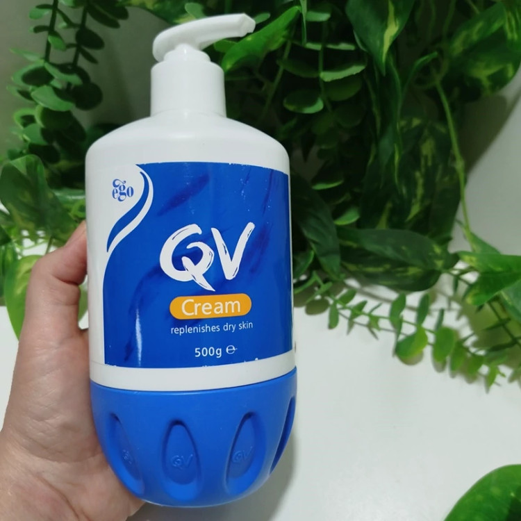 کرم آبرسان و مرطوب کننده اورجینال QV مناسب پوستهای خشک و خیلی خشک