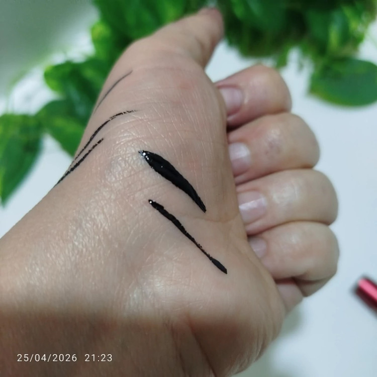 خط چشم مایع ماژیکی