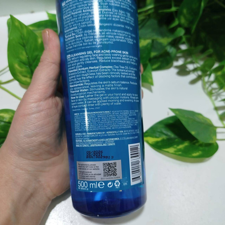 ژل شستشو Acnium مخصوص پوست های چرب و جوشدار